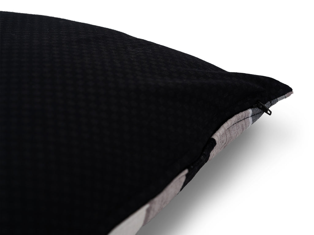 COJÍN NEGRO RAYADO DE CHENILLE