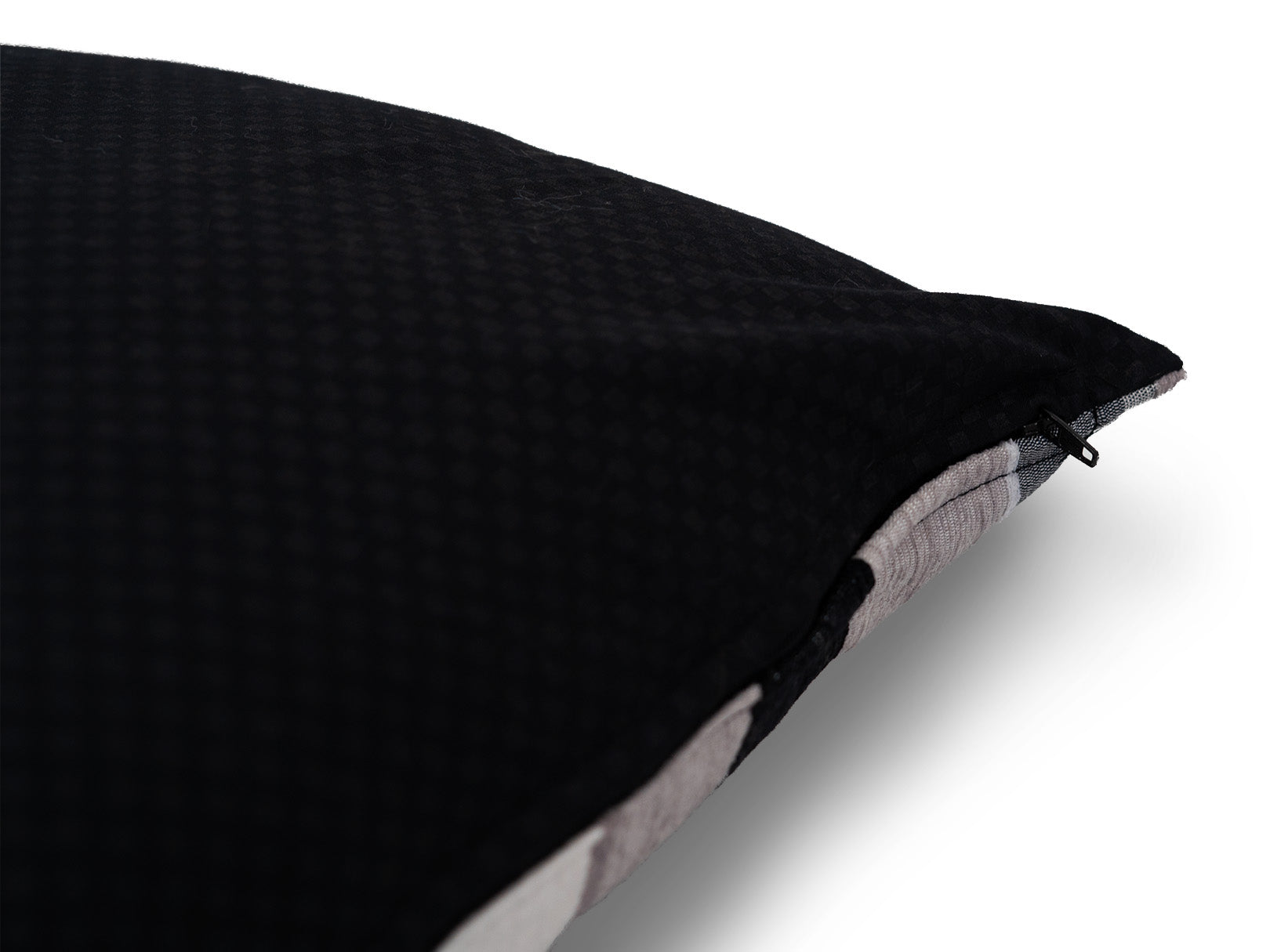 COJÍN NEGRO RAYADO DE CHENILLE
