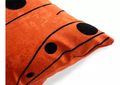 COJÍN NARANJA CON CÍRCULOS NEGROS