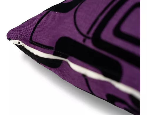 COJÍN MORADO CON CUADROS NEGROS