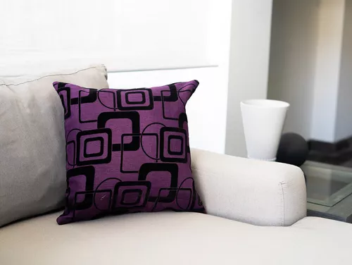 COJÍN MORADO CON CUADROS NEGROS