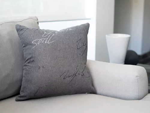 COJÍN GRIS CON LETRAS